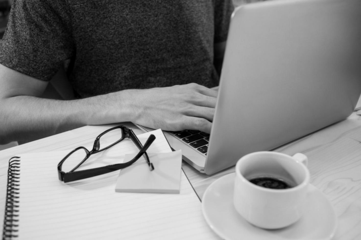 Berufstätige Person bei der Finanzplanung