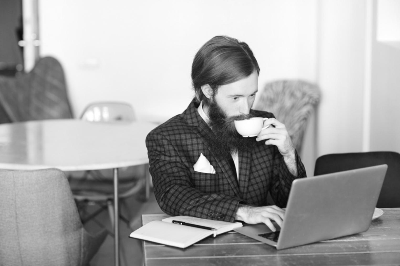 Person plant finanzielle Ziele mit Dokumenten und Taschenrechner