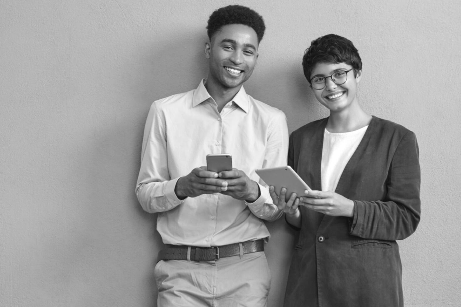 Junge Familie plant gemeinsame Zukunft